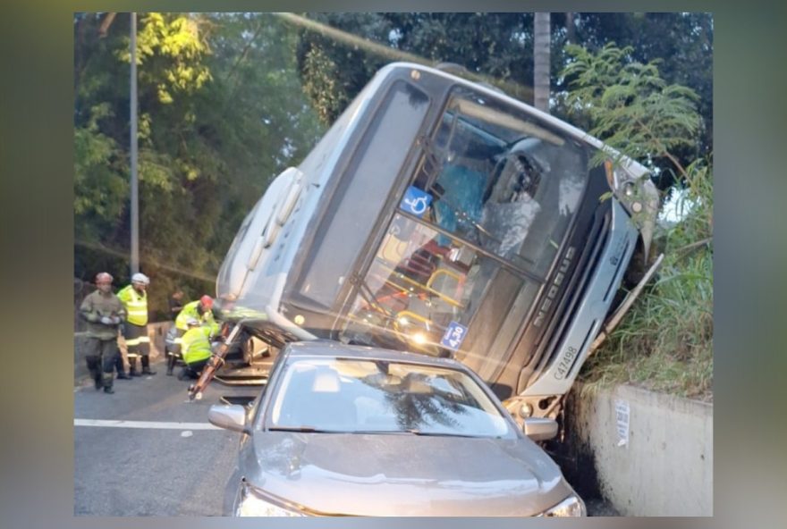 acidente-de-onibus-interdita-saida-da-linha-amarela-no-rio-de-janeiro3A-transito-lento-na-regiao-exigem-rotas-alternativas-e-atencao-dos-motoristas