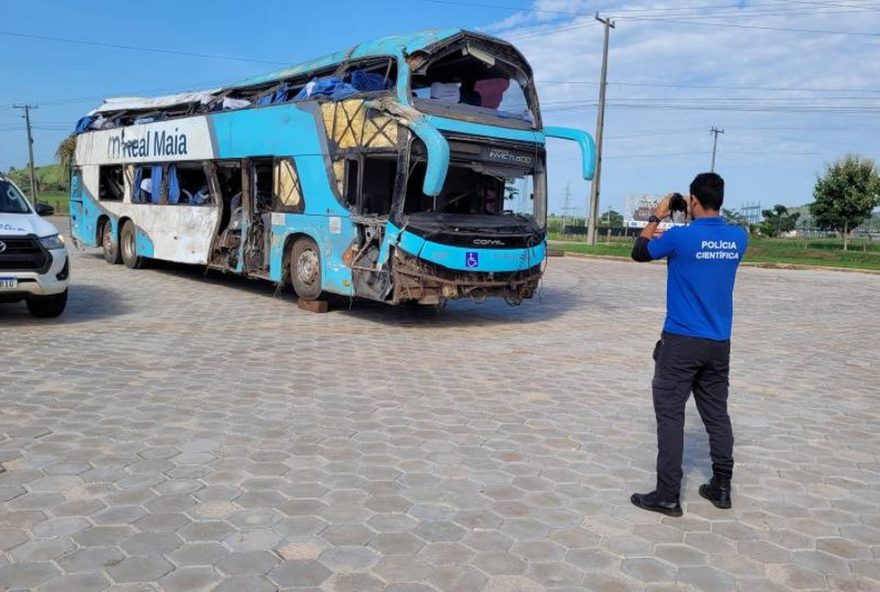 acidente-de-onibus-no-para3A-veiculo-passa-por-pericia-apos-deixar-uma-pessoa-morta-e-10-feridas-em-xinguara