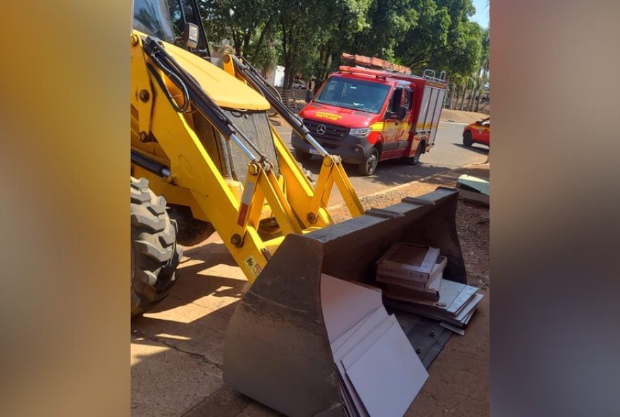 acidente-de-trabalho-em-uberlandia3A-trabalhadores-tem-as-pernas-prensadas-por-pa-carregadeira