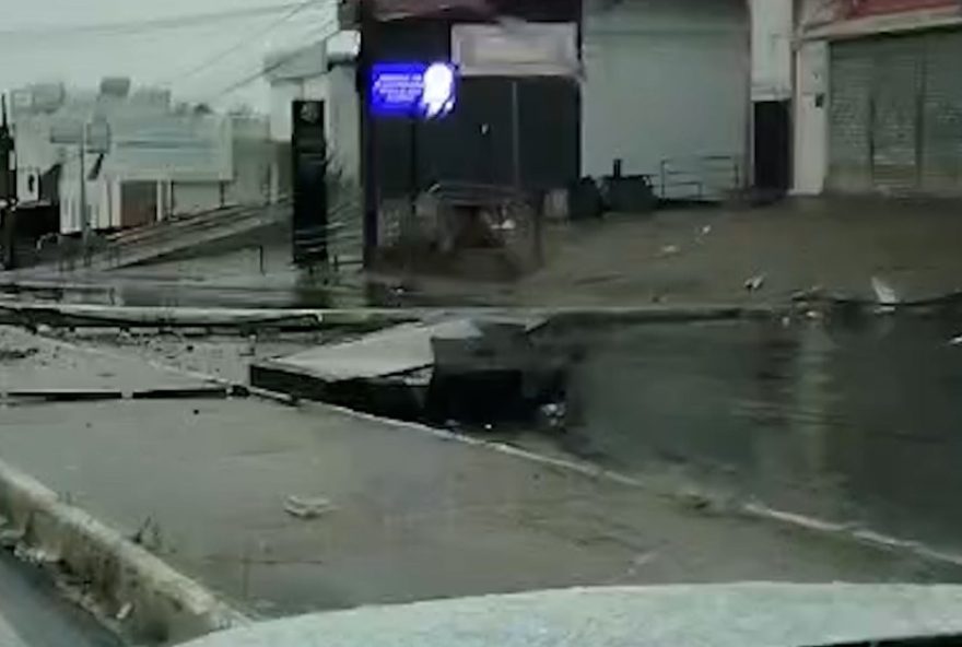 acidente-derruba-poste-e-placa-na-av.-jeronimo-de-albuquerque2C-em-sao-luis3A-via-interditada acidente-derruba-poste-e-placa-na-av.-jeronimo-de-albuquerque2C-em-sao-luis3A-via-interditada