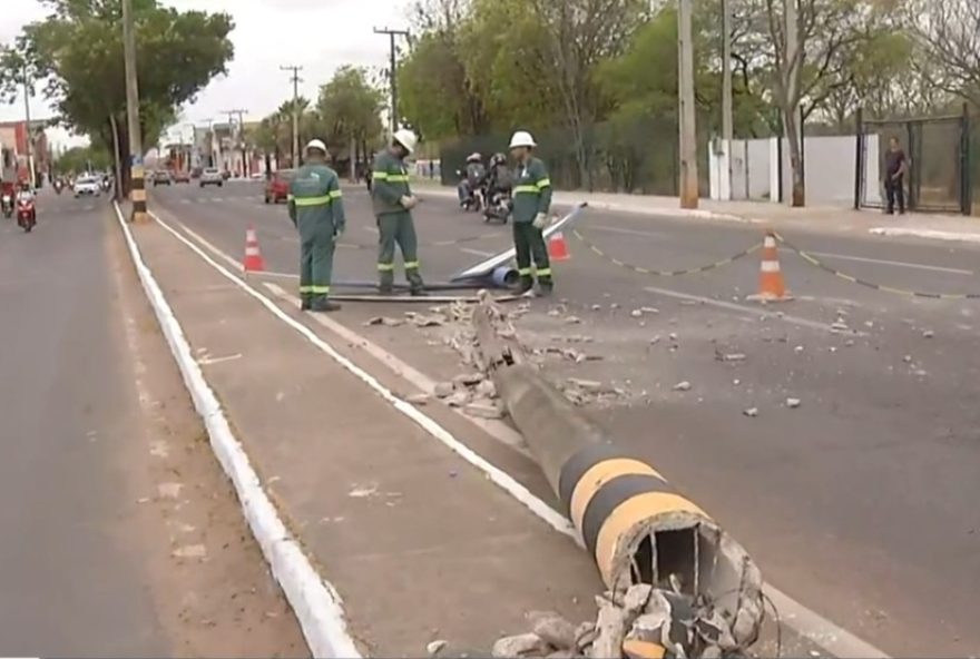 acidente-derruba-poste-na-mesma-avenida-de-juazeiro-do-norte-pela-segunda-vez-em-dois-dias
