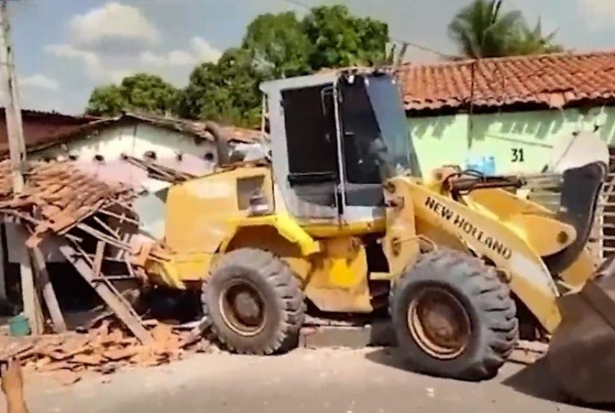 acidente-em-afonso-cunha3A-trator-desgovernado-causa-danos-a-casas-e-motocicletas acidente-em-afonso-cunha3A-trator-desgovernado-causa-danos-a-casas-e-motocicletas