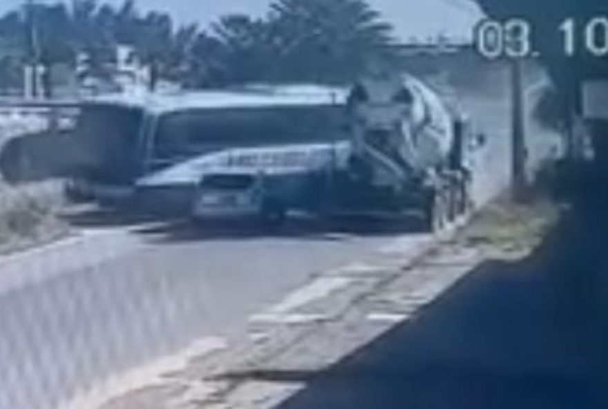 acidente-em-aquiraz3A-onibus-de-turismo-atropela-motociclista-na-contramao
