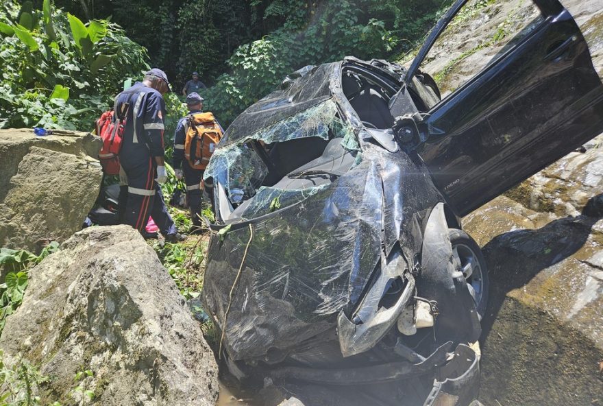 acidente-em-cachoeira-dos-tres-tombos3A-carro-cai-em-ribanceira-em-ilhabela2C-sao-paulo