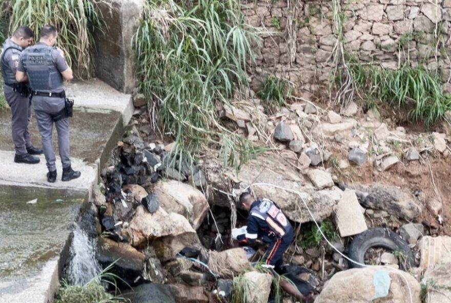 acidente-em-campinas3A-moto-avanca-cruzamento-e-casal-e-lancado-em-corrego-veja-video-do-resgate-do-samu