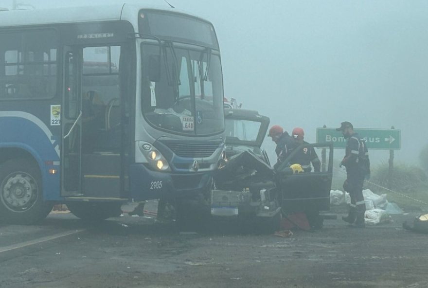 acidente-em-canela2C-rs3A-capo-de-carro-preso-sob-onibus-deixa-dois-feridos