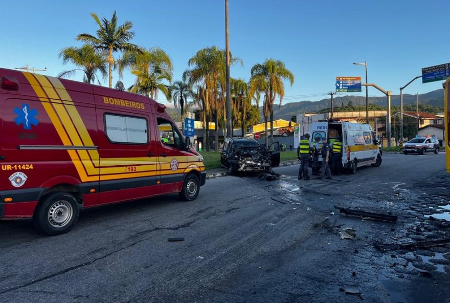 acidente-em-caraguatatuba3A-bmw-invade-contramao-e-colide-com-onibus-em-perseguicao-policial