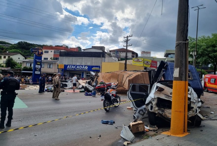acidente-em-chapeco3A-carreta-desgovernada-atinge-varios-veiculos2C-deixando-dez-feridos