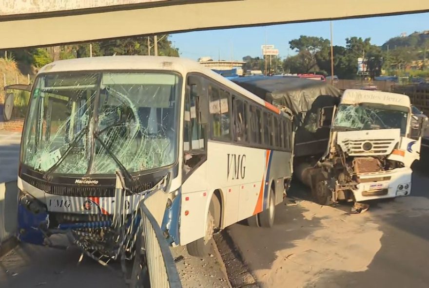 acidente-em-contagem3A-onibus-sobe-em-passarela-na-br-381-em-colisao-com-carreta