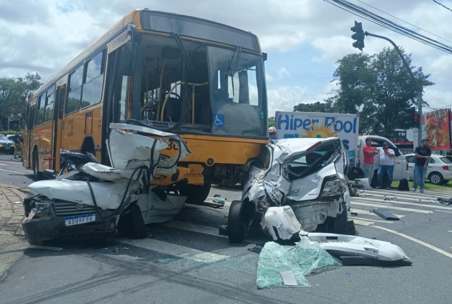 acidente-em-curitiba3A-motorista-morre-em-engavetamento-com-onibus-e-dez-veiculos