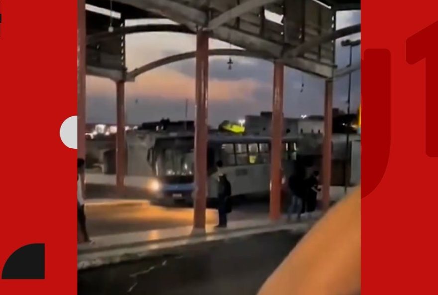 acidente-em-feira-de-santana3A-onibus-colide-com-muro-do-terminal-central2C-deixando-dois-feridos