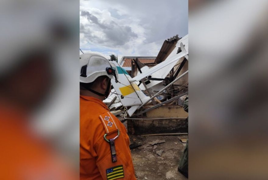 acidente-em-goiania3A-aviao-de-pequeno-porte-cai-e-atinge-casa-no-santos-dumont