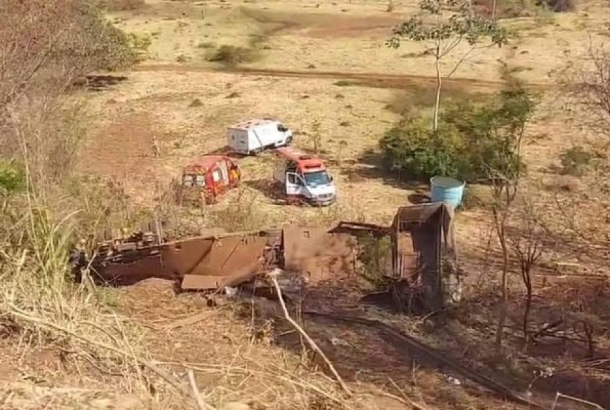 De acordo com o Corpo de Bombeiros, as vítimas são da mesma família e todos estavam na cabine do veículo. Uma perícia deve determinar as causas do acidente. (Reprodução/Vídeo)