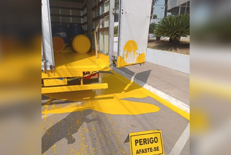 acidente-em-itu3A-tambor-de-tinta-amarela-vaza-e-pinta-avenida2C-veiculos-ficam-sujos