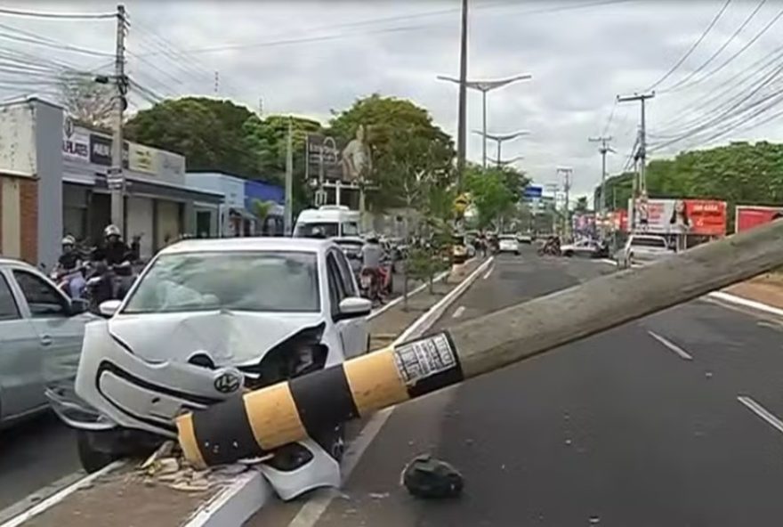 acidente-em-juazeiro-do-norte3A-motorista-bate-em-poste-ao-usar-celular-e-bloqueia-via