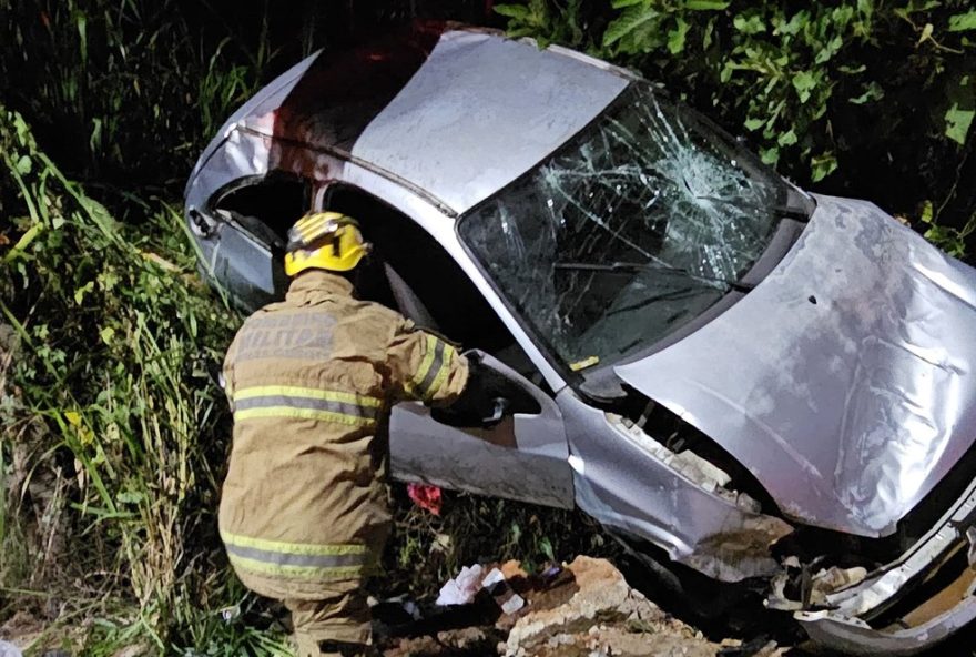 acidente-em-juiz-de-fora3A-mae-e-filha-sofrem-capotamento2C-motorista-foge-do-local