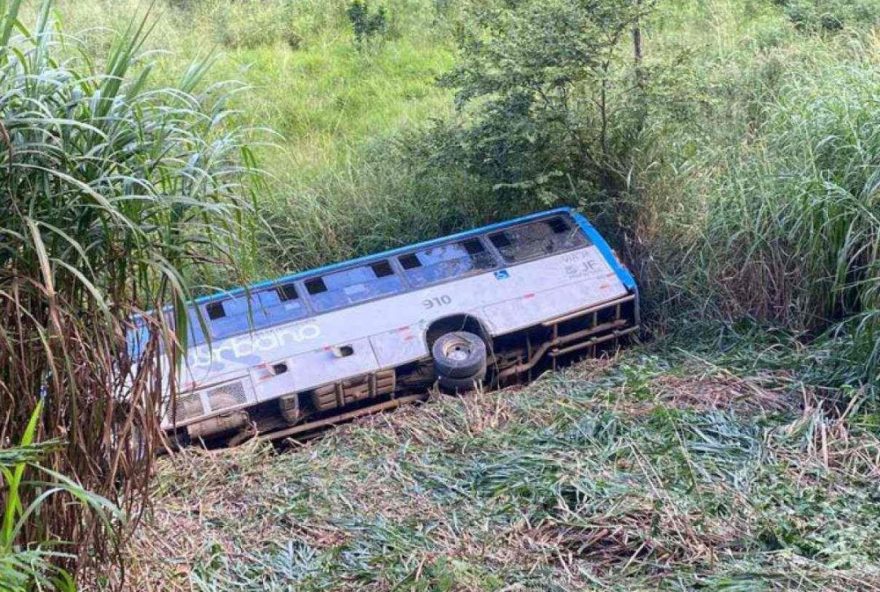 acidente-em-mg3A-micro-onibus-cai-em-barranco-deixando-1-pessoa-morta-e-7-feridas