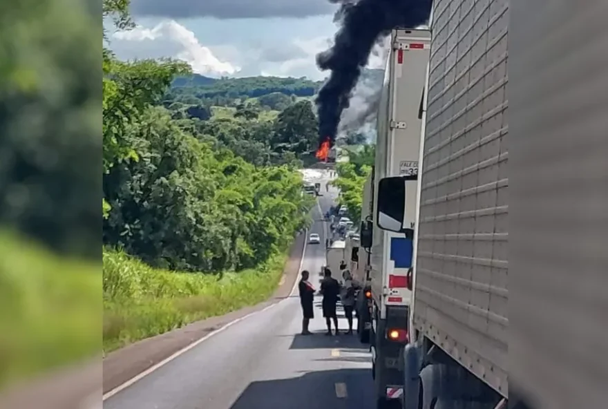 Acidente com três caminhões causa incêndio e mata uma pessoa na BR-364