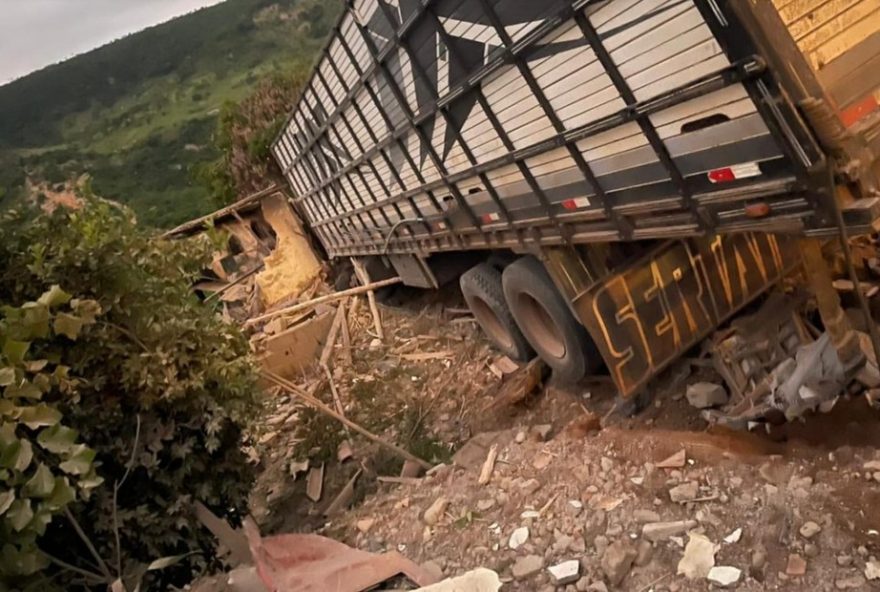 acidente-em-monte-formoso3A-caminhao-carregado-com-bois-deixa-feridos-e-causa-danos-materiais