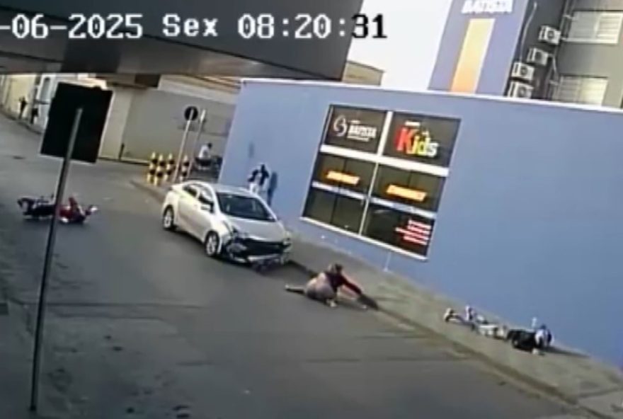 acidente-em-montes-claros3A-carro-avanca-parada-e-atinge-motociclista-e-passageira