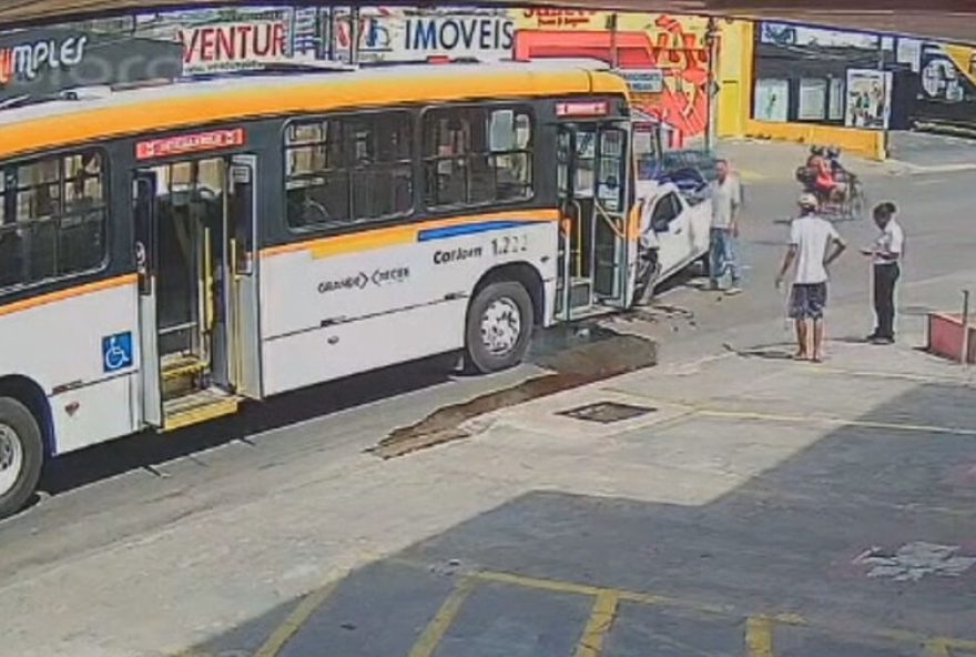 acidente-em-olinda3A-onibus-e-carro-colidem-deixando-um-morto-e-um-ferido