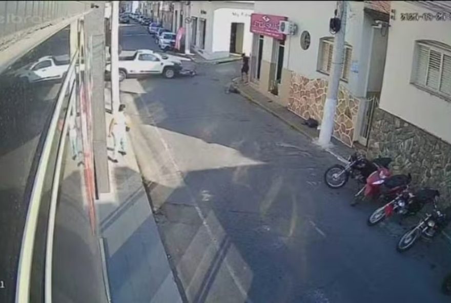 acidente-em-para-de-minas3A-motociclista-de-60-anos-e-arremessado-em-bueiro-apos-desrespeitar-sinalizacao-diario-do-estado