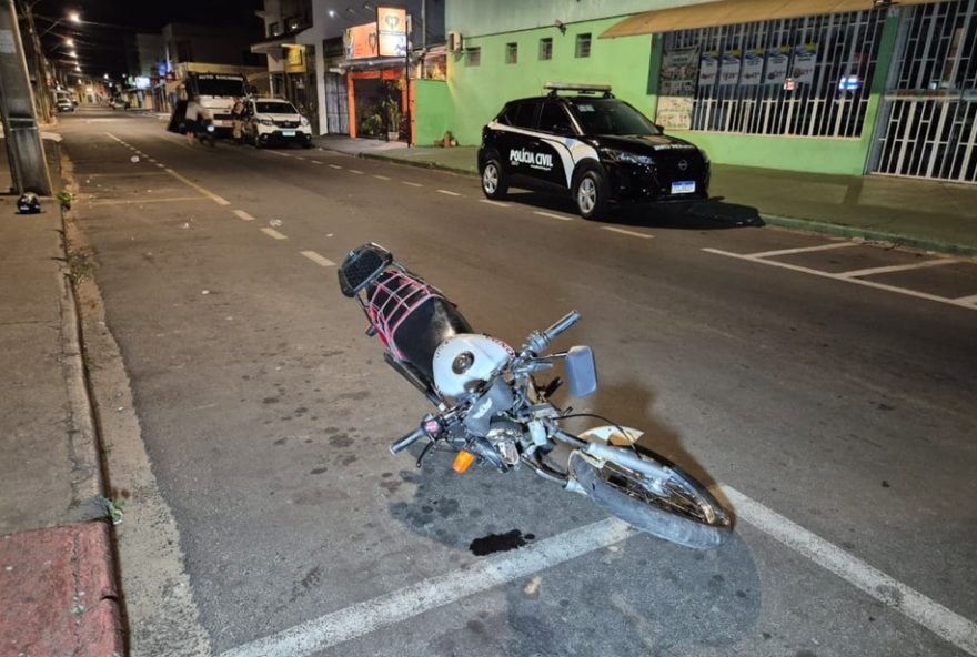 acidente-em-passos-mg3A-moto-colide-com-poste-e-jovens-ficam-feridos
