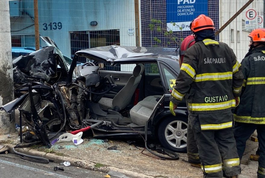 acidente-em-piracicaba3A-carro-bate-em-poste-deixando-4-feridos.-saiba-mais