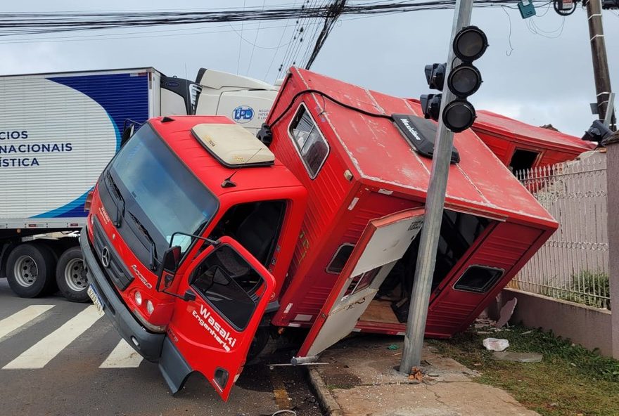 acidente-em-ponta-grossa3A-funcionarios-sao-jogados-de-caminhao-em-colisao.-video-mostra-momento-impactante