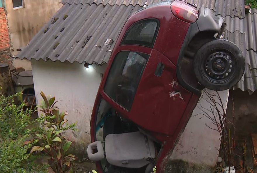 acidente-em-porto-alegre3A-carro-invade-residencia-apos-vazamento-de-oleo-saiba-mais-sobre-o-incidente-e-a-importancia-da-seguranca-viaria