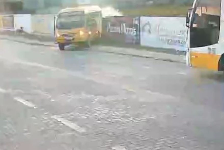 acidente-em-quixeramobim3A-onibus-escolar-desgovernado-causa-susto-na-comunidade2C-mas-felizmente-nao-ha-feridos
