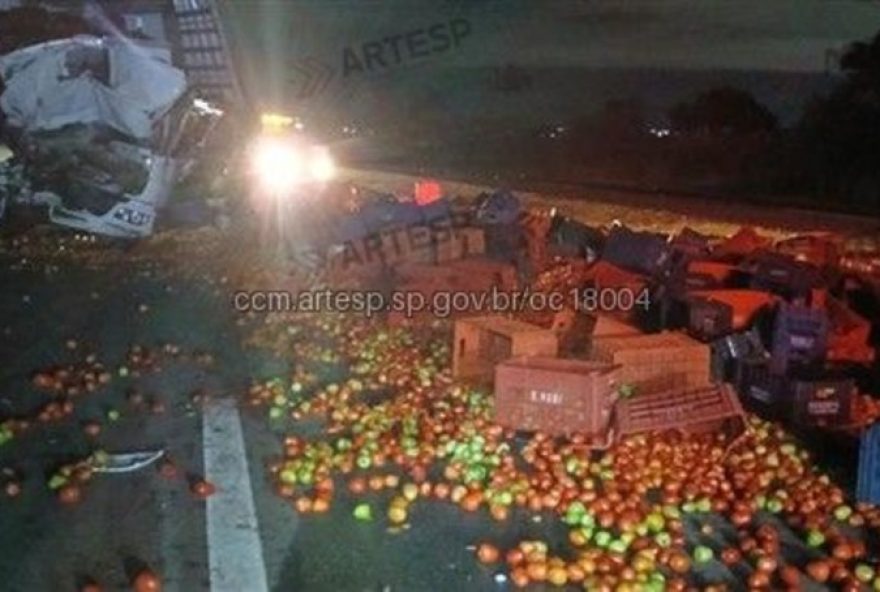 acidente-em-rodovia-de-sp3A-caminhao-com-19-toneladas-de-tomate-tomba2C-deixando-carga-espalhada.-vitima-ferida.-faixas-interditadas acidente-em-rodovia-de-sp3A-caminhao-com-19-toneladas-de-tomate-tomba2C-deixando-carga-espalhada.-vitima-ferida.-faixas-interditadas