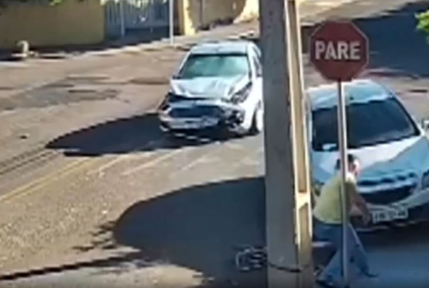 acidente-em-santa-fe-do-sul3A-carro-atinge-ciclista-em-colisao-chocante