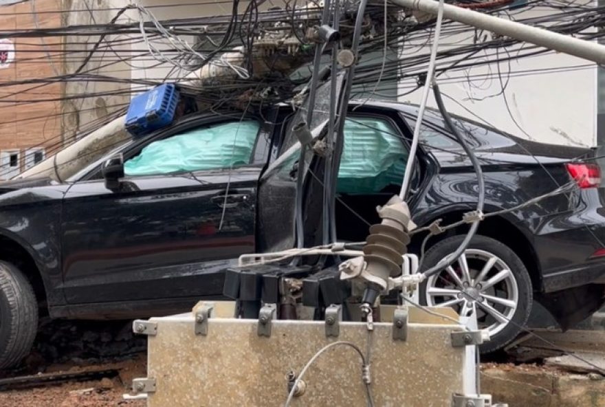 acidente-em-teofilo-otoni3A-carro-atinge-poste-e-causa-interdicao-na-avenida-luis-boali