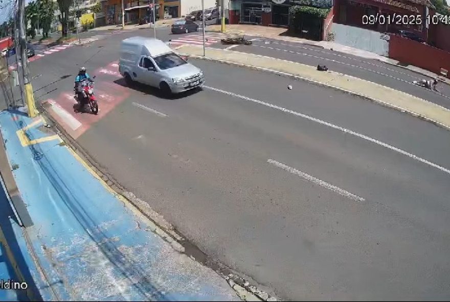 acidente-em-uberaba3A-motorista-faz-conversao-proibida-e-motociclista-voa-entre-postes