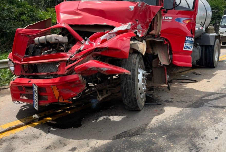 acidente-entre-caminhao-e-dois-veiculos-deixa-br-364-interditada