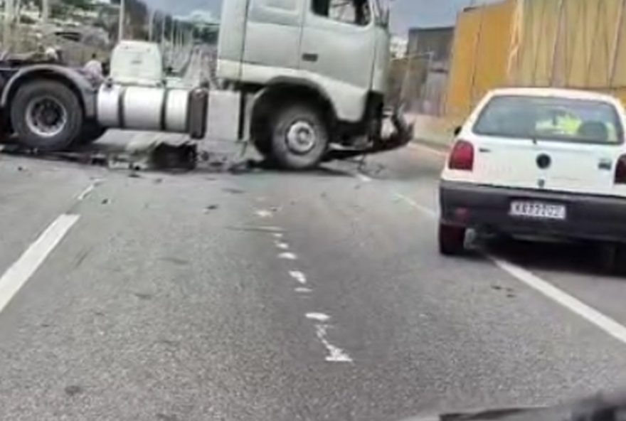 acidente-entre-caminhao-e-moto-interrompe-trafego-na-linha-amarela3A-impactos-e-medidas-de-emergencia acidente-entre-caminhao-e-moto-interrompe-trafego-na-linha-amarela3A-impactos-e-medidas-de-emergencia