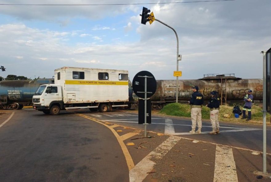 acidente-entre-caminhao-e-trem-em-jandaia-do-sul3A-trabalhador-em-estado-grave