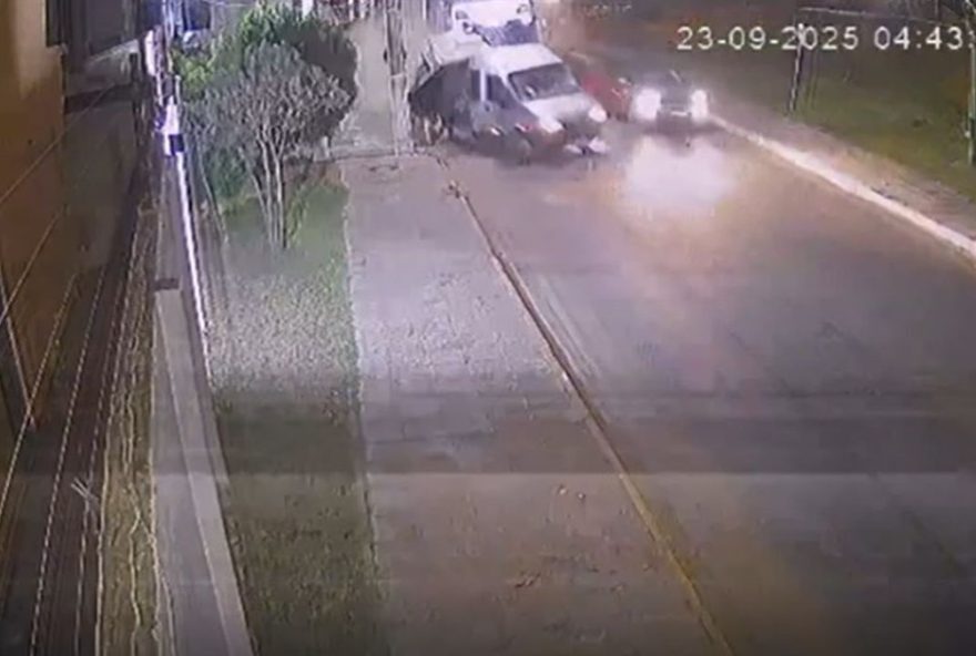 acidente-entre-caminhao-e-van-deixa-tres-feridos-em-juazeiro2C-bahia3A-motorista-fugia-de-assalto
