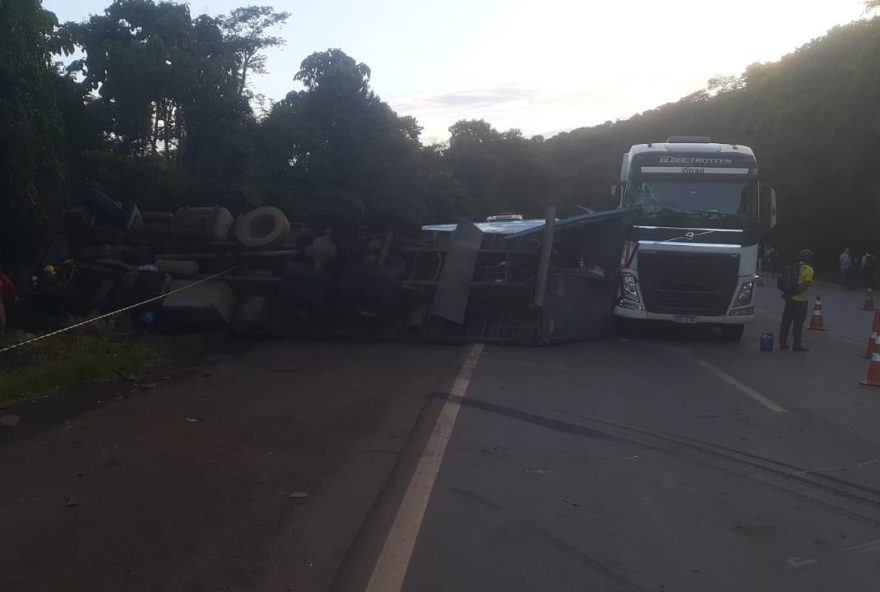 acidente-entre-caminhao2C-carreta-e-carro-deixa-um-morto-na-br-040 acidente-entre-caminhao2C-carreta-e-carro-deixa-um-morto-na-br-040