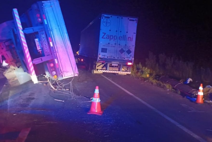 acidente-entre-caminhoes-causa-bloqueio-na-br-3762C-em-trecho-proximo-a-curitiba