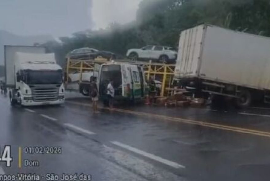 acidente-entre-caminhoes-e-onibus-de-turismo-interdita-rodovia-em-mimoso-do-sul acidente-entre-caminhoes-e-onibus-de-turismo-interdita-rodovia-em-mimoso-do-sul