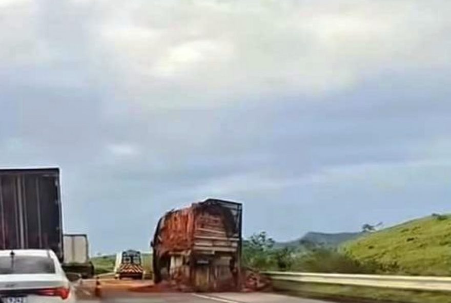 acidente-entre-caminhoes-gera-transtorno-e-congestionamento-na-br-101 acidente-entre-caminhoes-gera-transtorno-e-congestionamento-na-br-101