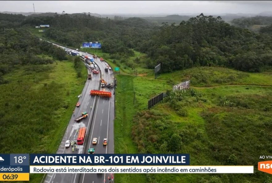 acidente-entre-caminhoes-interdita-br-101-em-joinville3A-ultimas-informacoes