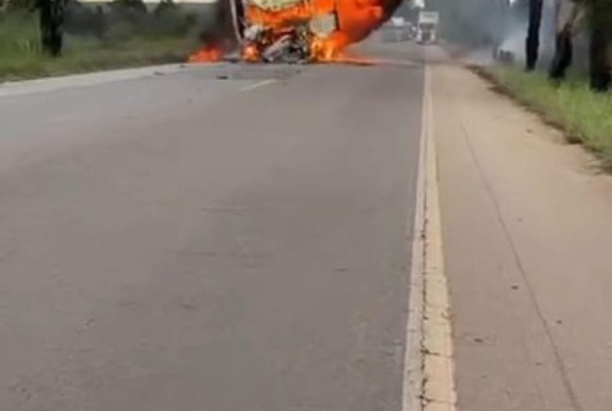 acidente-entre-carreta-e-caminhao-deixa-dois-mortos-na-br-2512C-em-salinas acidente-entre-carreta-e-caminhao-deixa-dois-mortos-na-br-2512C-em-salinas