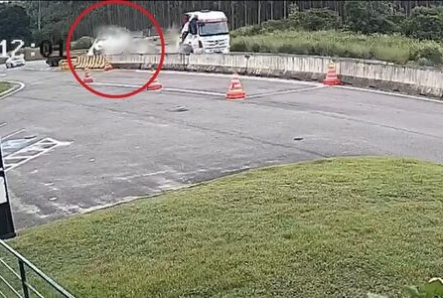 acidente-entre-carreta-e-carro-na-br-101-deixa-quatro-feridos-em-conceicao-da-barra2C-es acidente-entre-carreta-e-carro-na-br-101-deixa-quatro-feridos-em-conceicao-da-barra2C-es