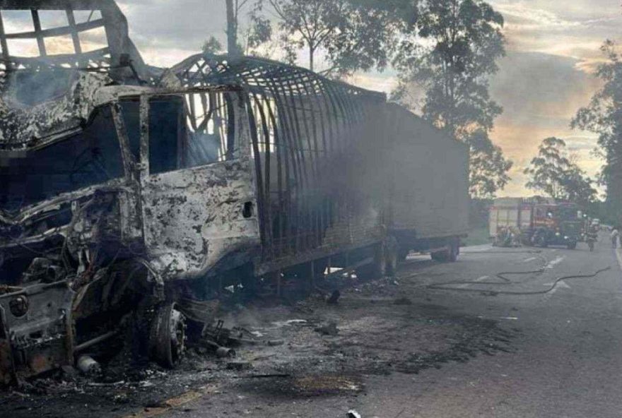 acidente-entre-carretas-deixa-dois-mortos-e-interdita-a-br-2512C-em-salinas acidente-entre-carretas-deixa-dois-mortos-e-interdita-a-br-2512C-em-salinas