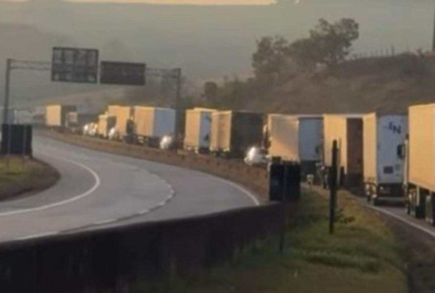 acidente-entre-carretas-deixa-feridos-e-bloqueia-br-381-no-centro-oeste-de-mg