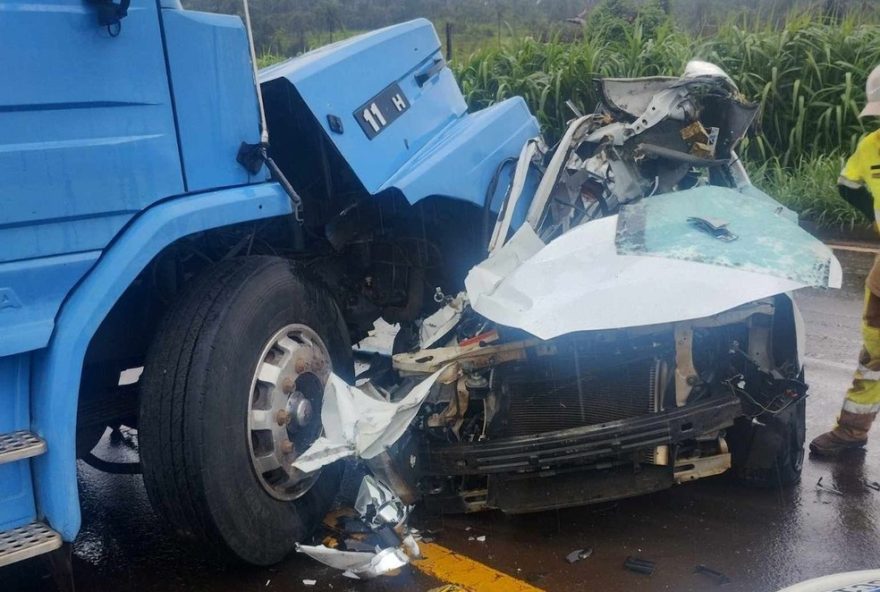 acidente-entre-carro-e-carreta-interdita-rodovia-abrao-assed-em-mococa3A-sem-informacoes-sobre-vitimas.-saiba-mais