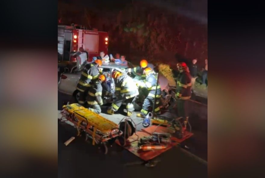 acidente-entre-carro-e-micro-onibus-causa-interdicao-na-sp-245-em-avare-uma-pessoa-gravemente-ferida